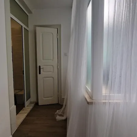Mini Host In * Lisbon