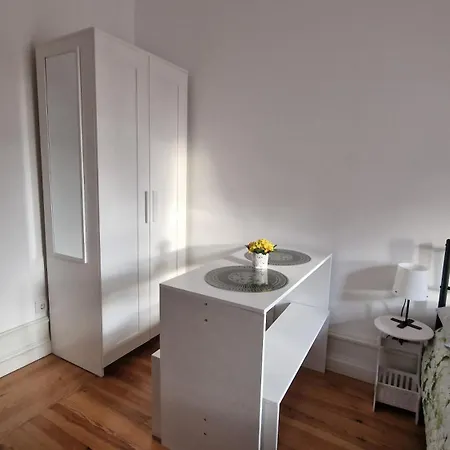 Mini Host In * Lisbon