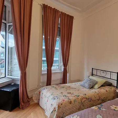 Mini Host In Lisbona