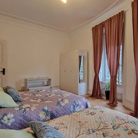 Mini Host In Pensión *